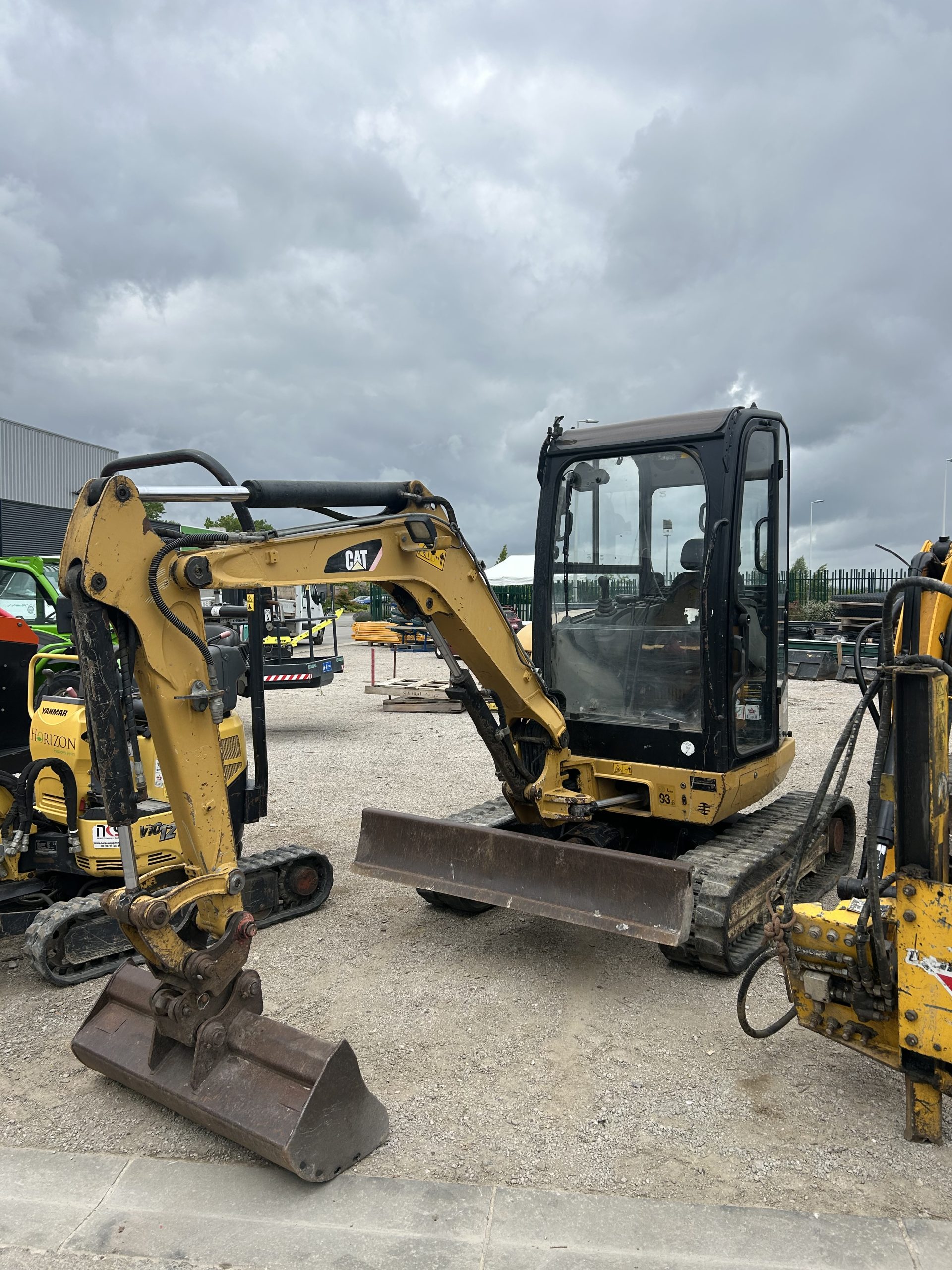 Jaune = mini pelle 2,5T