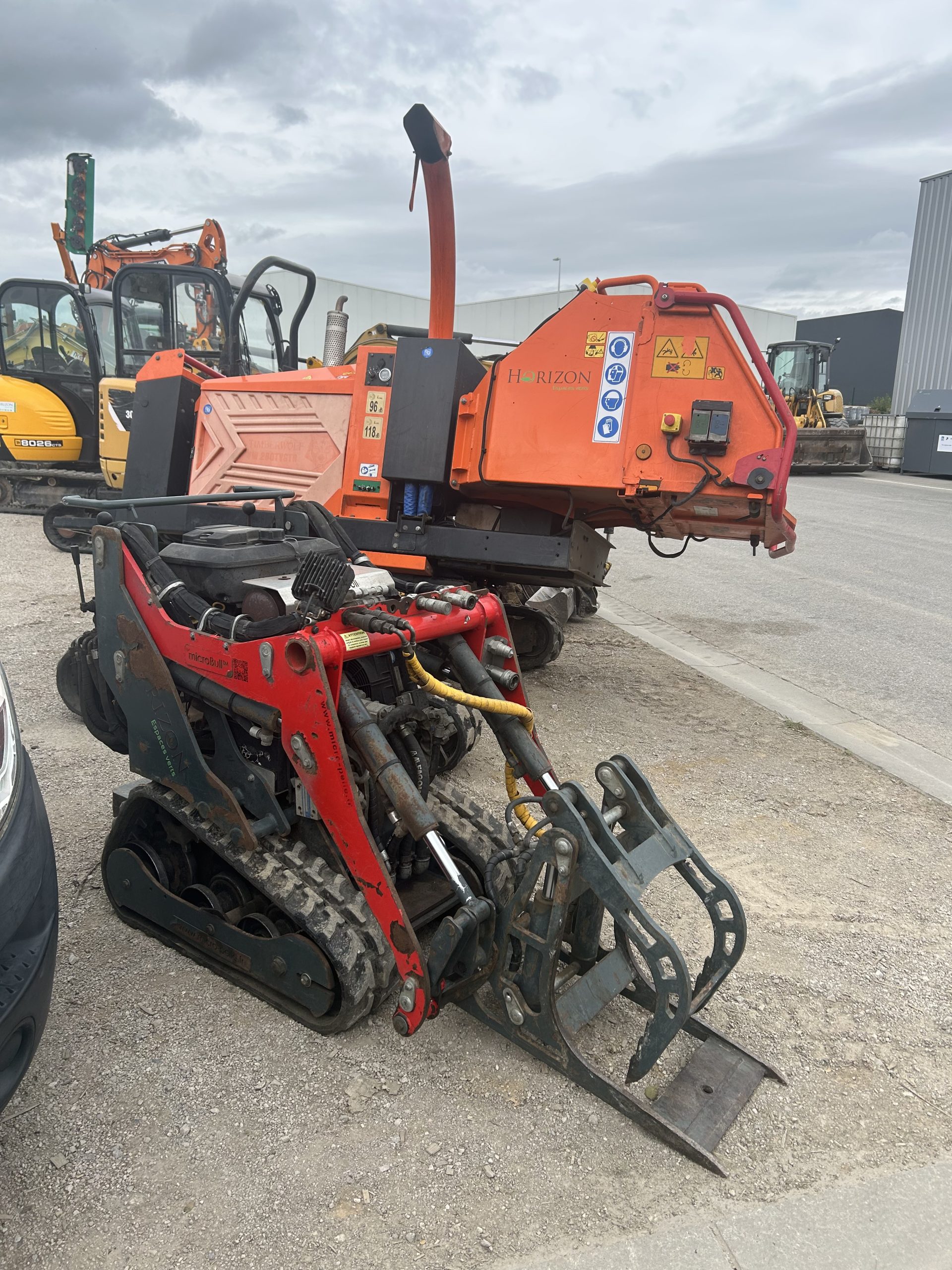 Jaune = mini pelle 2,5T